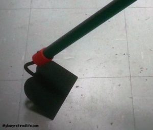 Mybusyretiredlife.com How to hoe weeds with a bad back Draw hoe