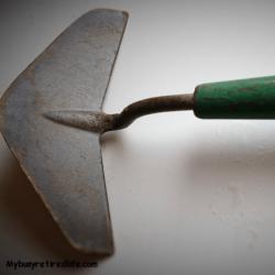 Mybusyretiredlife.com How to hoe weeds with a bad back push hoe